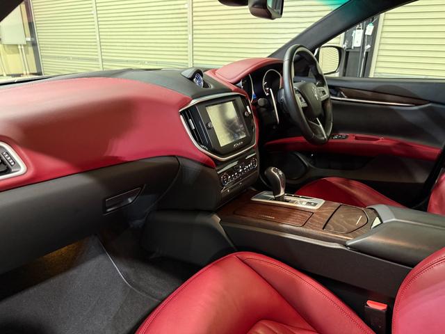 ギブリ ベースグレード　電動サンルーフ　スポーツパッケージ　チターノ２１インチＡＷ　ロッソフルレザーシート　シフトパドル　ツーリングパッケージ　クルーズコントロール　シートヒーター（8枚目）