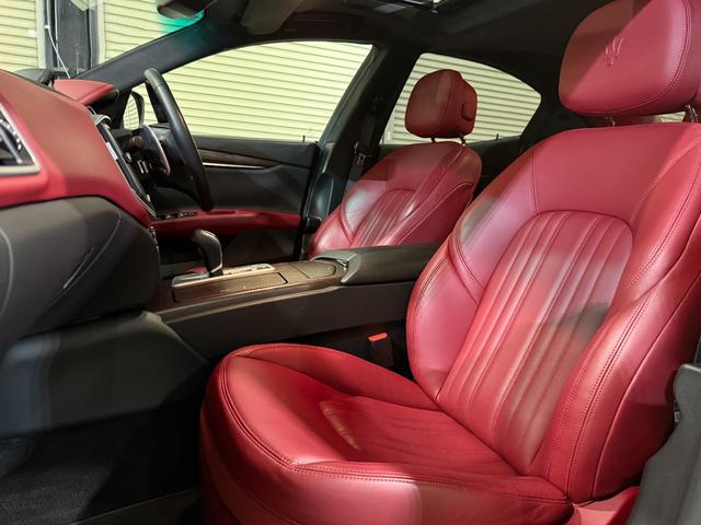 ギブリ ベースグレード　電動サンルーフ　スポーツパッケージ　チターノ２１インチＡＷ　ロッソフルレザーシート　シフトパドル　ツーリングパッケージ　クルーズコントロール　シートヒーター（9枚目）