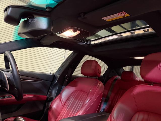 ギブリ ベースグレード　電動サンルーフ　スポーツパッケージ　チターノ２１インチＡＷ　ロッソフルレザーシート　シフトパドル　ツーリングパッケージ　クルーズコントロール　シートヒーター（10枚目）