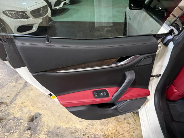 ギブリ ベースグレード　電動サンルーフ　スポーツパッケージ　チターノ２１インチＡＷ　ロッソフルレザーシート　シフトパドル　ツーリングパッケージ　クルーズコントロール　シートヒーター（11枚目）