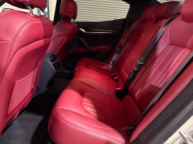 ギブリ ベースグレード　電動サンルーフ　スポーツパッケージ　チターノ２１インチＡＷ　ロッソフルレザーシート　シフトパドル　ツーリングパッケージ　クルーズコントロール　シートヒーター（12枚目）