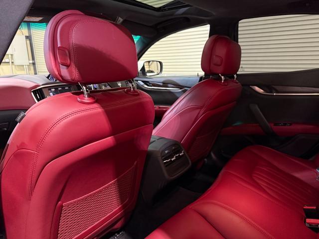 ギブリ ベースグレード　電動サンルーフ　スポーツパッケージ　チターノ２１インチＡＷ　ロッソフルレザーシート　シフトパドル　ツーリングパッケージ　クルーズコントロール　シートヒーター（13枚目）