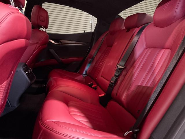 ギブリ ベースグレード　電動サンルーフ　スポーツパッケージ　チターノ２１インチＡＷ　ロッソフルレザーシート　シフトパドル　ツーリングパッケージ　クルーズコントロール　シートヒーター（14枚目）