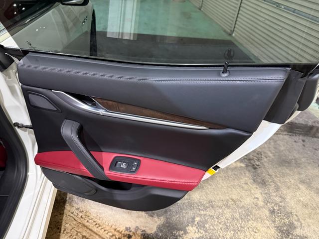 ギブリ ベースグレード　電動サンルーフ　スポーツパッケージ　チターノ２１インチＡＷ　ロッソフルレザーシート　シフトパドル　ツーリングパッケージ　クルーズコントロール　シートヒーター（16枚目）