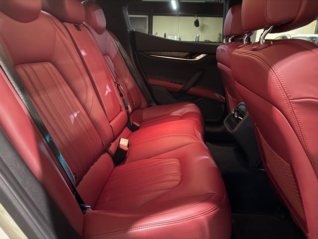 ギブリ ベースグレード　電動サンルーフ　スポーツパッケージ　チターノ２１インチＡＷ　ロッソフルレザーシート　シフトパドル　ツーリングパッケージ　クルーズコントロール　シートヒーター（17枚目）