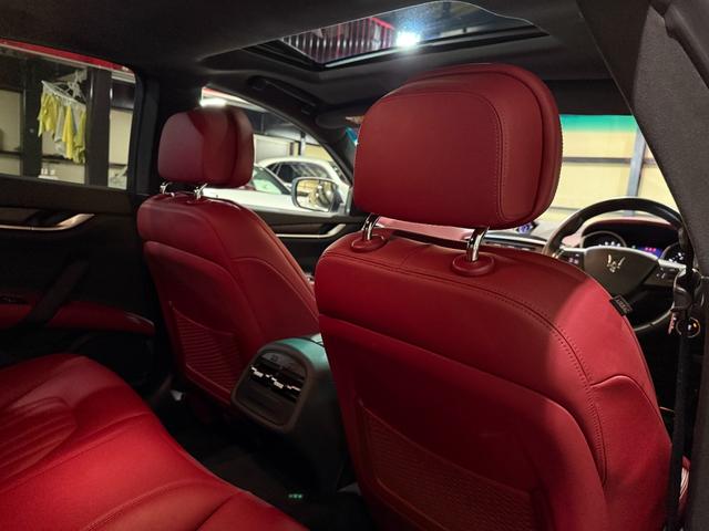 ギブリ ベースグレード　電動サンルーフ　スポーツパッケージ　チターノ２１インチＡＷ　ロッソフルレザーシート　シフトパドル　ツーリングパッケージ　クルーズコントロール　シートヒーター（18枚目）