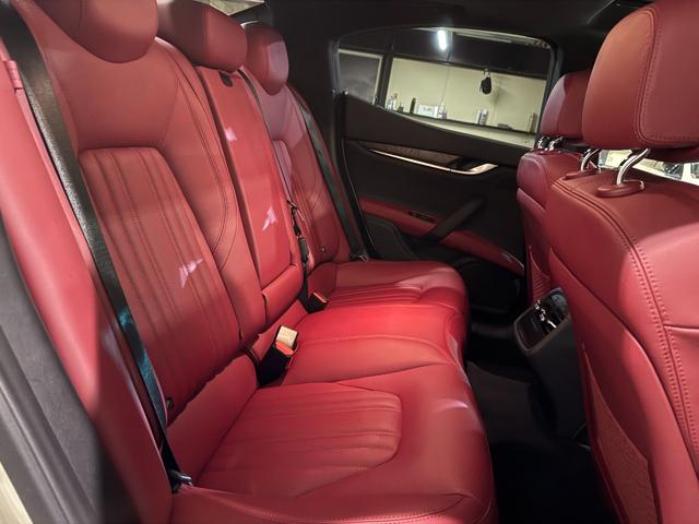 ギブリ ベースグレード　電動サンルーフ　スポーツパッケージ　チターノ２１インチＡＷ　ロッソフルレザーシート　シフトパドル　ツーリングパッケージ　クルーズコントロール　シートヒーター（19枚目）