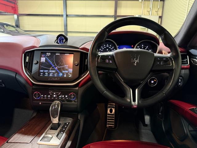 ギブリ ベースグレード　電動サンルーフ　スポーツパッケージ　チターノ２１インチＡＷ　ロッソフルレザーシート　シフトパドル　ツーリングパッケージ　クルーズコントロール　シートヒーター（20枚目）