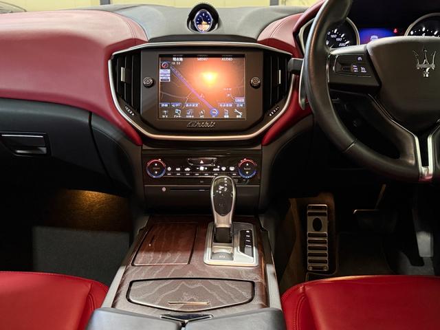 ギブリ ベースグレード　電動サンルーフ　スポーツパッケージ　チターノ２１インチＡＷ　ロッソフルレザーシート　シフトパドル　ツーリングパッケージ　クルーズコントロール　シートヒーター（21枚目）