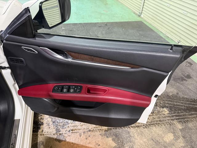 ギブリ ベースグレード　電動サンルーフ　スポーツパッケージ　チターノ２１インチＡＷ　ロッソフルレザーシート　シフトパドル　ツーリングパッケージ　クルーズコントロール　シートヒーター（22枚目）