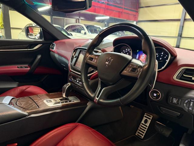 ギブリ ベースグレード　電動サンルーフ　スポーツパッケージ　チターノ２１インチＡＷ　ロッソフルレザーシート　シフトパドル　ツーリングパッケージ　クルーズコントロール　シートヒーター（24枚目）