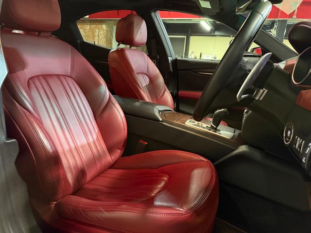 ギブリ ベースグレード　電動サンルーフ　スポーツパッケージ　チターノ２１インチＡＷ　ロッソフルレザーシート　シフトパドル　ツーリングパッケージ　クルーズコントロール　シートヒーター（25枚目）