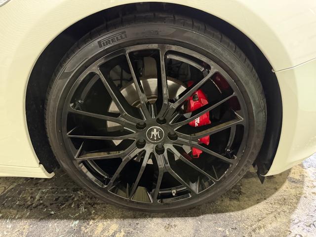 ギブリ ベースグレード　電動サンルーフ　スポーツパッケージ　チターノ２１インチＡＷ　ロッソフルレザーシート　シフトパドル　ツーリングパッケージ　クルーズコントロール　シートヒーター（32枚目）