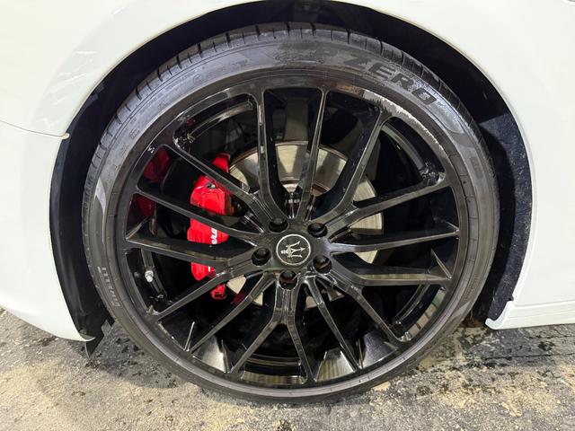 ギブリ ベースグレード　電動サンルーフ　スポーツパッケージ　チターノ２１インチＡＷ　ロッソフルレザーシート　シフトパドル　ツーリングパッケージ　クルーズコントロール　シートヒーター（35枚目）