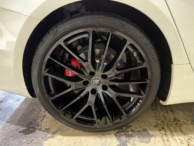 ギブリ ベースグレード　電動サンルーフ　スポーツパッケージ　チターノ２１インチＡＷ　ロッソフルレザーシート　シフトパドル　ツーリングパッケージ　クルーズコントロール　シートヒーター（39枚目）