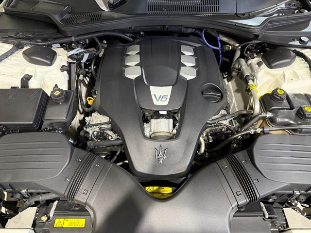 ギブリ ベースグレード　電動サンルーフ　スポーツパッケージ　チターノ２１インチＡＷ　ロッソフルレザーシート　シフトパドル　ツーリングパッケージ　クルーズコントロール　シートヒーター（40枚目）