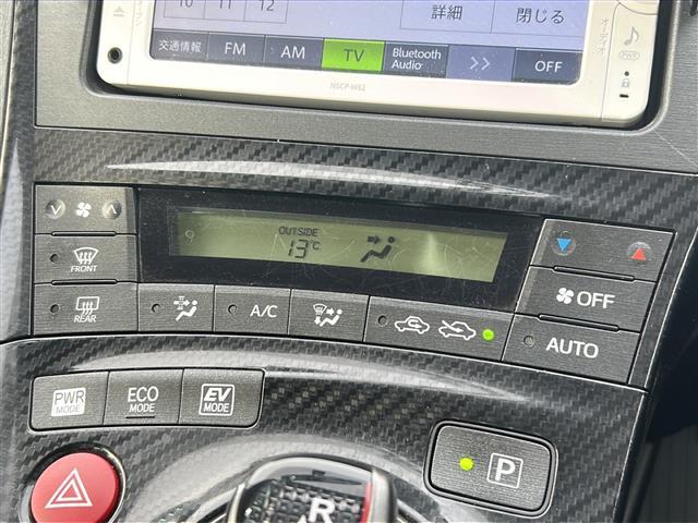 プリウス Ｓツーリングセレクション・Ｇ’ｓ　純正メモリナビ　地デジＴＶ　Ｂｌｕｅｔｏｏｔｈ　ＥＴＣ　バックカメラ　スマートキー　プッシュスタート　純正ＬＥＤヘッドライト　　純正１８インチアルミホイール　純正フロアマット（6枚目）
