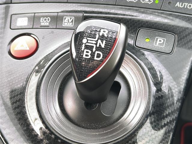 プリウス Ｓツーリングセレクション・Ｇ’ｓ　純正メモリナビ　地デジＴＶ　Ｂｌｕｅｔｏｏｔｈ　ＥＴＣ　バックカメラ　スマートキー　プッシュスタート　純正ＬＥＤヘッドライト　　純正１８インチアルミホイール　純正フロアマット（7枚目）