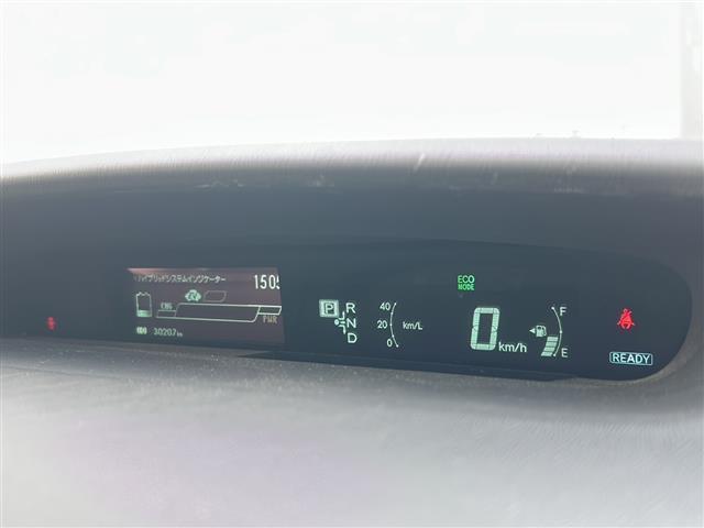 プリウス Ｓツーリングセレクション・Ｇ’ｓ　純正メモリナビ　地デジＴＶ　Ｂｌｕｅｔｏｏｔｈ　ＥＴＣ　バックカメラ　スマートキー　プッシュスタート　純正ＬＥＤヘッドライト　　純正１８インチアルミホイール　純正フロアマット（8枚目）