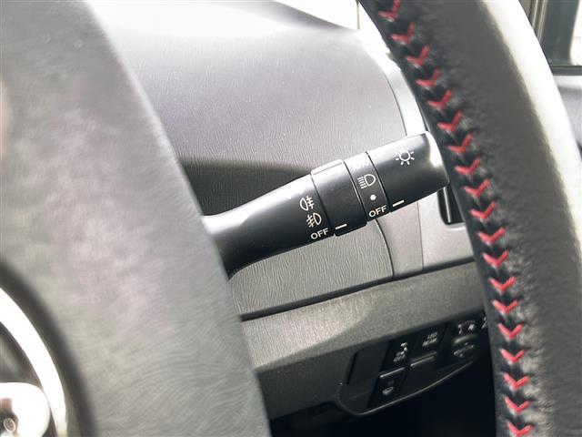 プリウス Ｓツーリングセレクション・Ｇ’ｓ　純正メモリナビ　地デジＴＶ　Ｂｌｕｅｔｏｏｔｈ　ＥＴＣ　バックカメラ　スマートキー　プッシュスタート　純正ＬＥＤヘッドライト　　純正１８インチアルミホイール　純正フロアマット（11枚目）