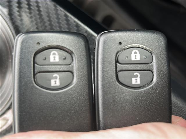 プリウス Ｓツーリングセレクション・Ｇ’ｓ　純正メモリナビ　地デジＴＶ　Ｂｌｕｅｔｏｏｔｈ　ＥＴＣ　バックカメラ　スマートキー　プッシュスタート　純正ＬＥＤヘッドライト　　純正１８インチアルミホイール　純正フロアマット（15枚目）