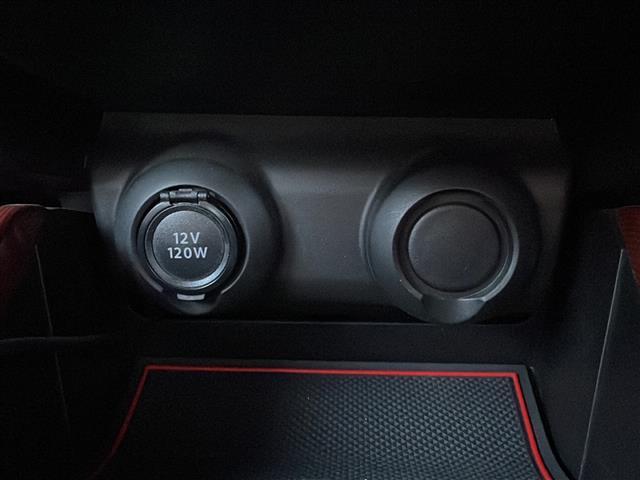 スイフトスポーツ ベースグレード 社外ディスプレイオーディオ DVD再生 Bluetooth シートヒーター クルーズコントロール スマートキー プッシュスタート 純正LEDヘッドライト 純正フロアマット 社外15インチアルミホイール(7枚目)