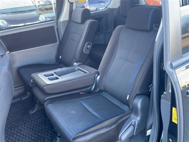 ヴォクシー Ｚ　社外ＳＤナビ　フルセグＴＶ　ＤＶＤ再生　Ｂｌｕｅｔｏｏｔｈ　リモコンキー　純正ＨＩＤヘッドライト　純正１６インチアルミホイール　純正フロアマット（17枚目）