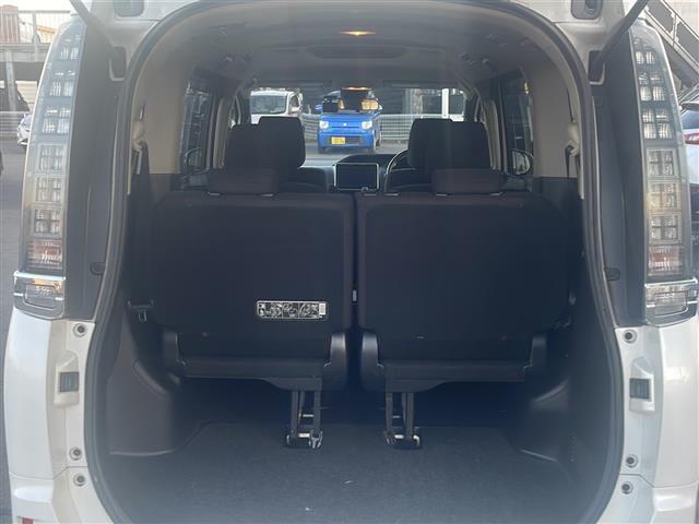 ヴォクシー Ｖ　純正９インチナビ　フルセグ　ＤＶＤ　Ｂｌｕｅｔｏｏｔｈ　前後ドラレコ　ＥＴＣ　Ｂカメ　両側パワスラ　クルーズコントロール　レーンアシスト　プリクラッシュセーフティ　スマートキー　プッシュスタート（25枚目）