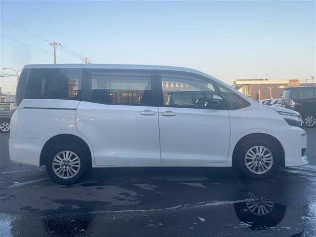 ヴォクシー Ｖ　純正９インチナビ　フルセグ　ＤＶＤ　Ｂｌｕｅｔｏｏｔｈ　前後ドラレコ　ＥＴＣ　Ｂカメ　両側パワスラ　クルーズコントロール　レーンアシスト　プリクラッシュセーフティ　スマートキー　プッシュスタート（32枚目）