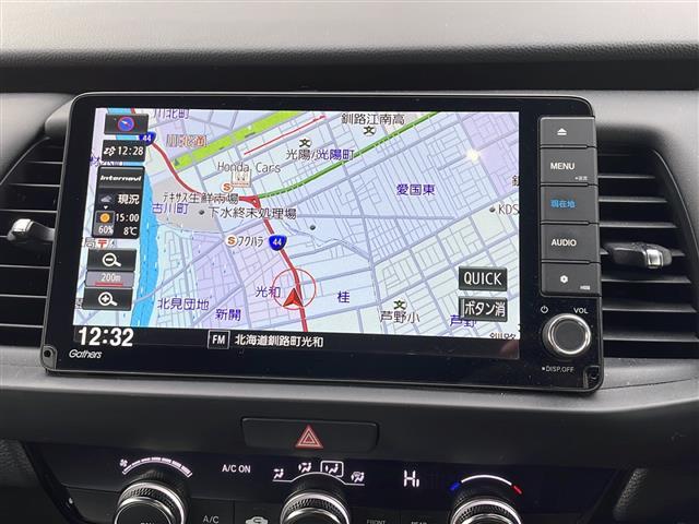 フィット ｅ：ＨＥＶホーム　純正９インチナビ　フルセグ　ＤＶＤ　Ｂｌｕｅｔｏｏｔｈ　前後ドラレコ　ＥＴＣ　Ｂカメ　ＡＣＣ　前後コーナーセンサー　レーンアシスト　ＣＭＢＳ　スマートキー　プッシュスタート　純正ＬＥＤヘッドライト（5枚目）