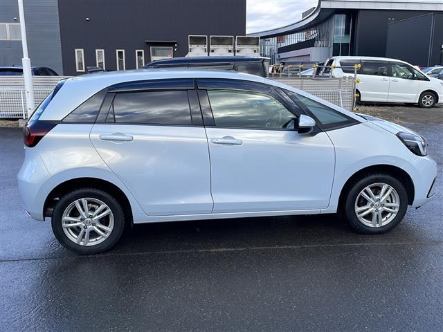 フィット ｅ：ＨＥＶホーム　純正９インチナビ　フルセグ　ＤＶＤ　Ｂｌｕｅｔｏｏｔｈ　前後ドラレコ　ＥＴＣ　Ｂカメ　ＡＣＣ　前後コーナーセンサー　レーンアシスト　ＣＭＢＳ　スマートキー　プッシュスタート　純正ＬＥＤヘッドライト（28枚目）