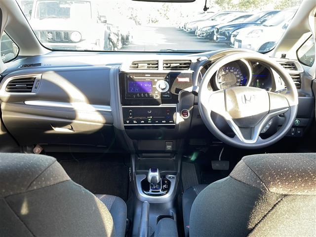 フィットハイブリッド Ｆパッケージ　４ＷＤ　純正オーディオ　ＣＤ／ラジオ／ＵＳＢ／ＡＵＸ　ワイパーデアイザー　ＬＥＤヘッドライト　ミラーヒーター　ＥＴＣ　フロアマット　ドアバイザー（2枚目）