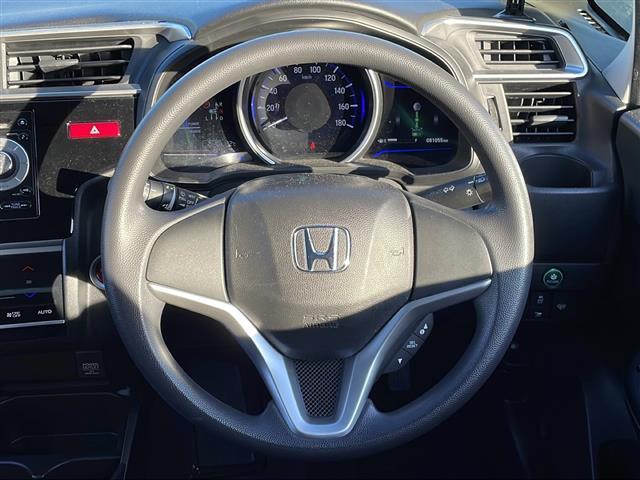 フィットハイブリッド Ｆパッケージ　４ＷＤ　純正オーディオ　ＣＤ／ラジオ／ＵＳＢ／ＡＵＸ　ワイパーデアイザー　ＬＥＤヘッドライト　ミラーヒーター　ＥＴＣ　フロアマット　ドアバイザー（3枚目）