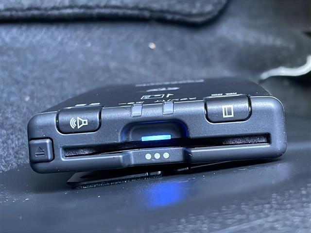 フィットハイブリッド Ｆパッケージ　４ＷＤ　純正オーディオ　ＣＤ／ラジオ／ＵＳＢ／ＡＵＸ　ワイパーデアイザー　ＬＥＤヘッドライト　ミラーヒーター　ＥＴＣ　フロアマット　ドアバイザー（5枚目）