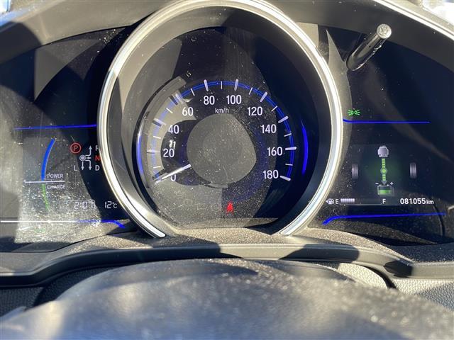 フィットハイブリッド Ｆパッケージ　４ＷＤ　純正オーディオ　ＣＤ／ラジオ／ＵＳＢ／ＡＵＸ　ワイパーデアイザー　ＬＥＤヘッドライト　ミラーヒーター　ＥＴＣ　フロアマット　ドアバイザー（6枚目）
