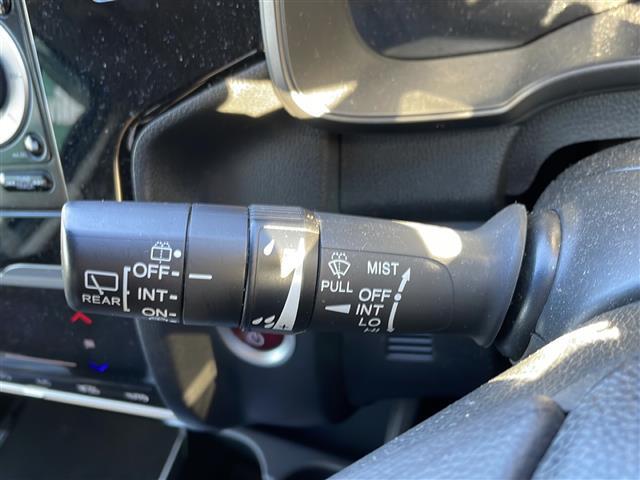 フィットハイブリッド Ｆパッケージ　４ＷＤ　純正オーディオ　ＣＤ／ラジオ／ＵＳＢ／ＡＵＸ　ワイパーデアイザー　ＬＥＤヘッドライト　ミラーヒーター　ＥＴＣ　フロアマット　ドアバイザー（7枚目）