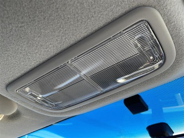 フィットハイブリッド Ｆパッケージ　４ＷＤ　純正オーディオ　ＣＤ／ラジオ／ＵＳＢ／ＡＵＸ　ワイパーデアイザー　ＬＥＤヘッドライト　ミラーヒーター　ＥＴＣ　フロアマット　ドアバイザー（10枚目）