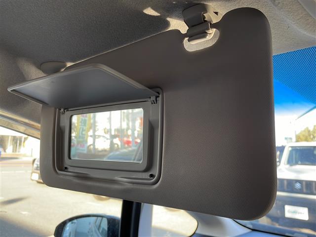 フィットハイブリッド Ｆパッケージ　４ＷＤ　純正オーディオ　ＣＤ／ラジオ／ＵＳＢ／ＡＵＸ　ワイパーデアイザー　ＬＥＤヘッドライト　ミラーヒーター　ＥＴＣ　フロアマット　ドアバイザー（12枚目）