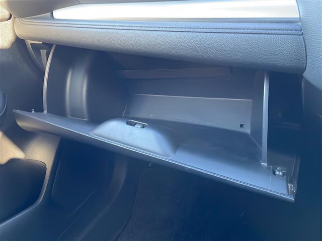 フィットハイブリッド Ｆパッケージ　４ＷＤ　純正オーディオ　ＣＤ／ラジオ／ＵＳＢ／ＡＵＸ　ワイパーデアイザー　ＬＥＤヘッドライト　ミラーヒーター　ＥＴＣ　フロアマット　ドアバイザー（13枚目）