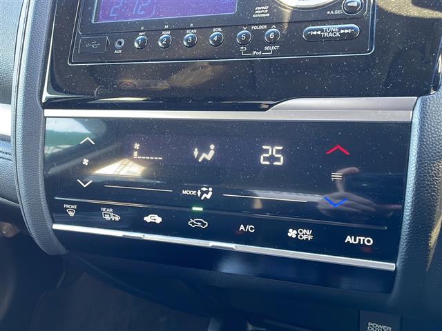 フィットハイブリッド Ｆパッケージ　４ＷＤ　純正オーディオ　ＣＤ／ラジオ／ＵＳＢ／ＡＵＸ　ワイパーデアイザー　ＬＥＤヘッドライト　ミラーヒーター　ＥＴＣ　フロアマット　ドアバイザー（14枚目）