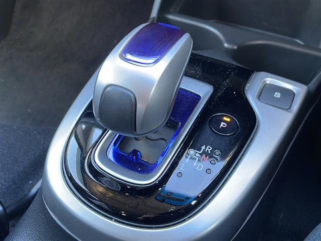 フィットハイブリッド Ｆパッケージ　４ＷＤ　純正オーディオ　ＣＤ／ラジオ／ＵＳＢ／ＡＵＸ　ワイパーデアイザー　ＬＥＤヘッドライト　ミラーヒーター　ＥＴＣ　フロアマット　ドアバイザー（15枚目）