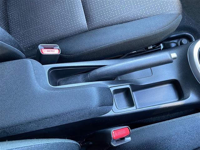 フィットハイブリッド Ｆパッケージ　４ＷＤ　純正オーディオ　ＣＤ／ラジオ／ＵＳＢ／ＡＵＸ　ワイパーデアイザー　ＬＥＤヘッドライト　ミラーヒーター　ＥＴＣ　フロアマット　ドアバイザー（16枚目）