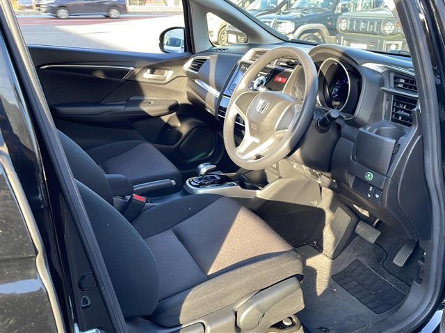 フィットハイブリッド Ｆパッケージ　４ＷＤ　純正オーディオ　ＣＤ／ラジオ／ＵＳＢ／ＡＵＸ　ワイパーデアイザー　ＬＥＤヘッドライト　ミラーヒーター　ＥＴＣ　フロアマット　ドアバイザー（22枚目）