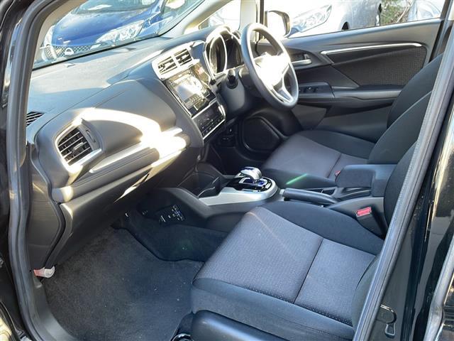 フィットハイブリッド Ｆパッケージ　４ＷＤ　純正オーディオ　ＣＤ／ラジオ／ＵＳＢ／ＡＵＸ　ワイパーデアイザー　ＬＥＤヘッドライト　ミラーヒーター　ＥＴＣ　フロアマット　ドアバイザー（24枚目）