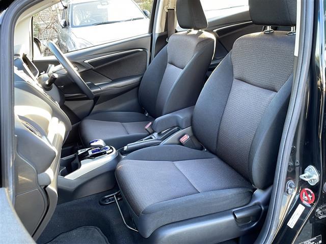 フィットハイブリッド Ｆパッケージ　４ＷＤ　純正オーディオ　ＣＤ／ラジオ／ＵＳＢ／ＡＵＸ　ワイパーデアイザー　ＬＥＤヘッドライト　ミラーヒーター　ＥＴＣ　フロアマット　ドアバイザー（25枚目）