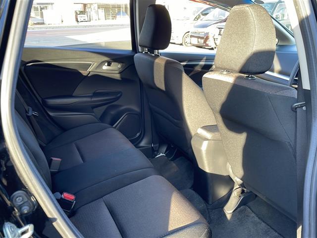 フィットハイブリッド Ｆパッケージ　４ＷＤ　純正オーディオ　ＣＤ／ラジオ／ＵＳＢ／ＡＵＸ　ワイパーデアイザー　ＬＥＤヘッドライト　ミラーヒーター　ＥＴＣ　フロアマット　ドアバイザー（26枚目）