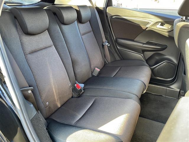 フィットハイブリッド Ｆパッケージ　４ＷＤ　純正オーディオ　ＣＤ／ラジオ／ＵＳＢ／ＡＵＸ　ワイパーデアイザー　ＬＥＤヘッドライト　ミラーヒーター　ＥＴＣ　フロアマット　ドアバイザー（27枚目）