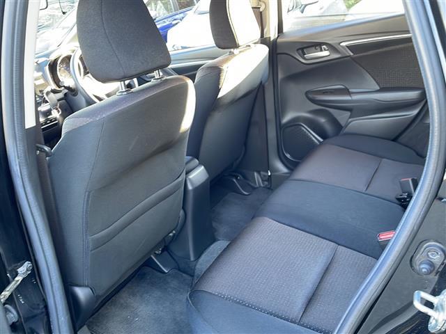 フィットハイブリッド Ｆパッケージ　４ＷＤ　純正オーディオ　ＣＤ／ラジオ／ＵＳＢ／ＡＵＸ　ワイパーデアイザー　ＬＥＤヘッドライト　ミラーヒーター　ＥＴＣ　フロアマット　ドアバイザー（28枚目）