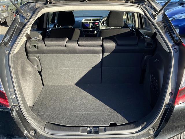 フィットハイブリッド Ｆパッケージ　４ＷＤ　純正オーディオ　ＣＤ／ラジオ／ＵＳＢ／ＡＵＸ　ワイパーデアイザー　ＬＥＤヘッドライト　ミラーヒーター　ＥＴＣ　フロアマット　ドアバイザー（30枚目）