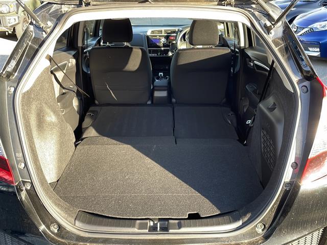 フィットハイブリッド Ｆパッケージ　４ＷＤ　純正オーディオ　ＣＤ／ラジオ／ＵＳＢ／ＡＵＸ　ワイパーデアイザー　ＬＥＤヘッドライト　ミラーヒーター　ＥＴＣ　フロアマット　ドアバイザー（31枚目）